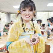 巧制牡丹香牌 感受非遗魅力